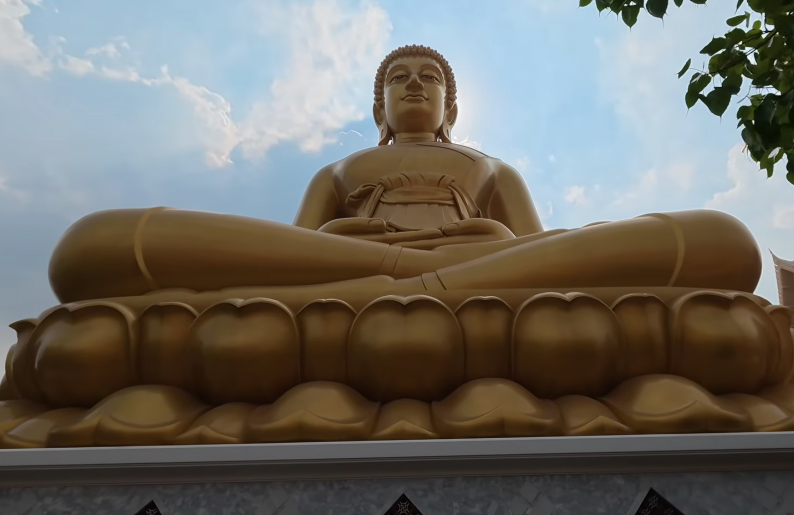 Bangkok Uncovered Glittering Temples, Canal Markets and Street Eats