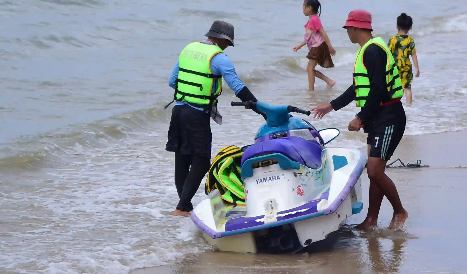 French Family Rescued After 16 Hours Lost at Sea Near Thai Island