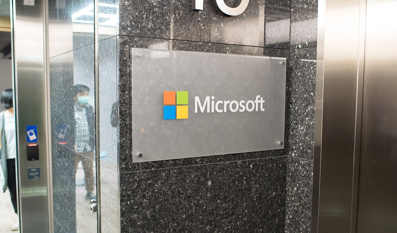 Microsoft AI's Suleyman Warns on AI Threats, Faults Anthropic