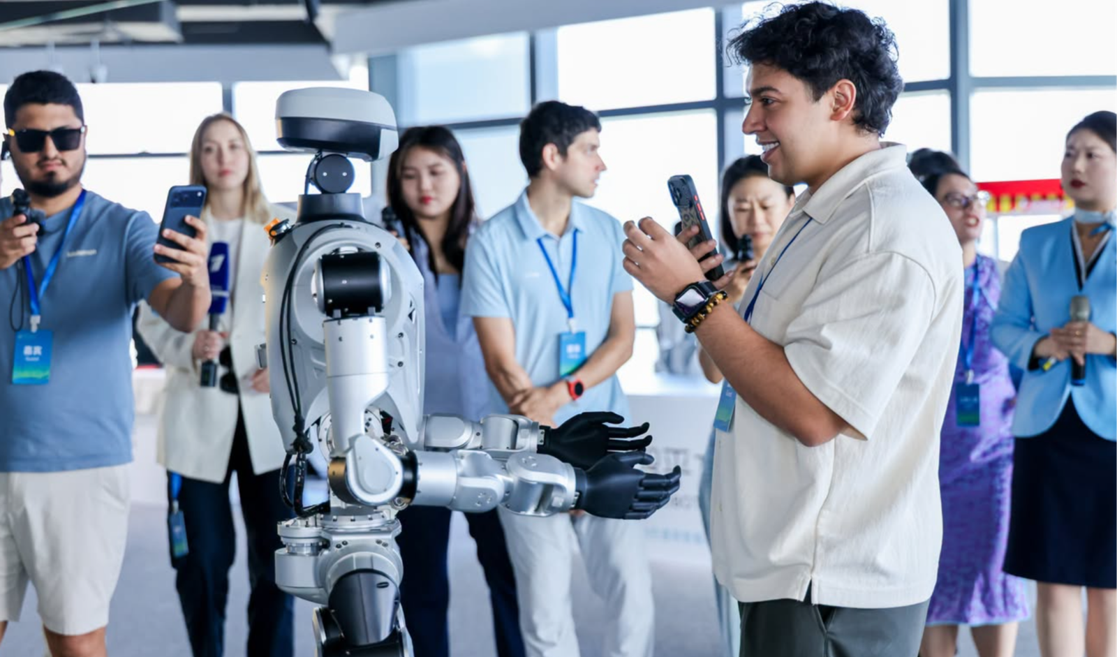 APEC 2026 Foreign Journalists Explore Shenzhen’s AI and Robotics Innovation