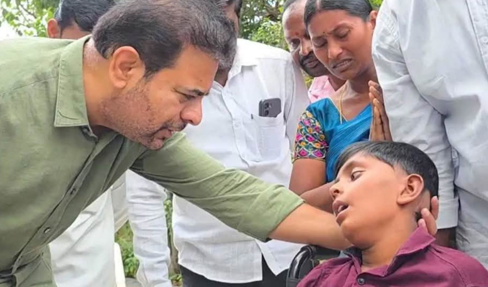 బ్రెయిన్ క్యాన్సర్ బాధితుడు వినయ్‌కు కేటీఆర్ భరోసా