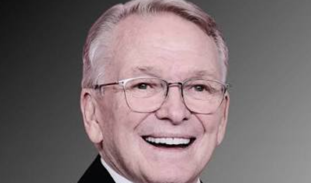 Bob Mackie, the 'Sultan of Sequins,' Dies at 87